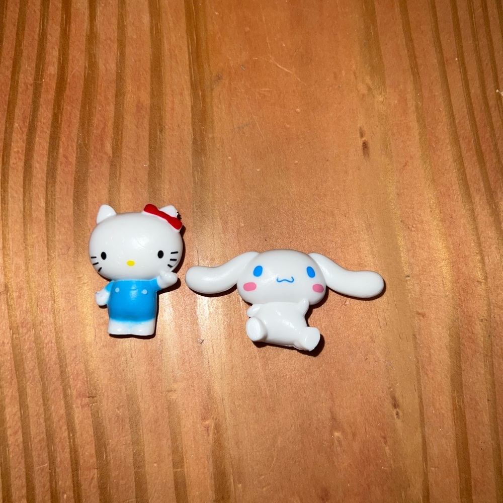 New in bags sanrio hello kitty and cinnamoroll figures